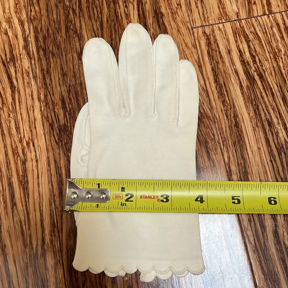 Vintage white fabric scallop hem driving gloves one size